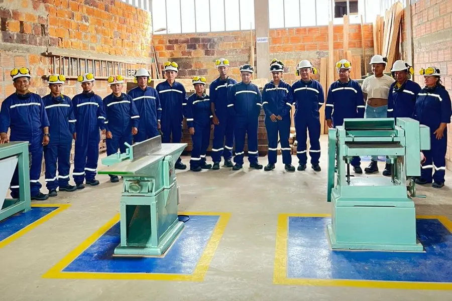 El grupo del curso junto a las dos máquinas reparadas del taller