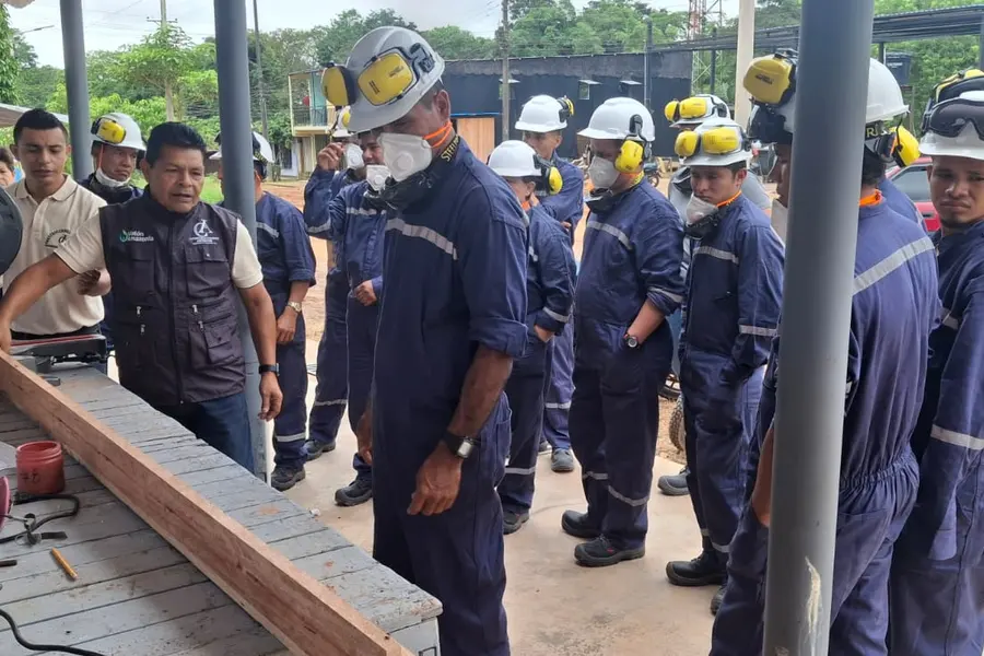 Capacitación en seguridad: el grupo con casco y protección auditiva