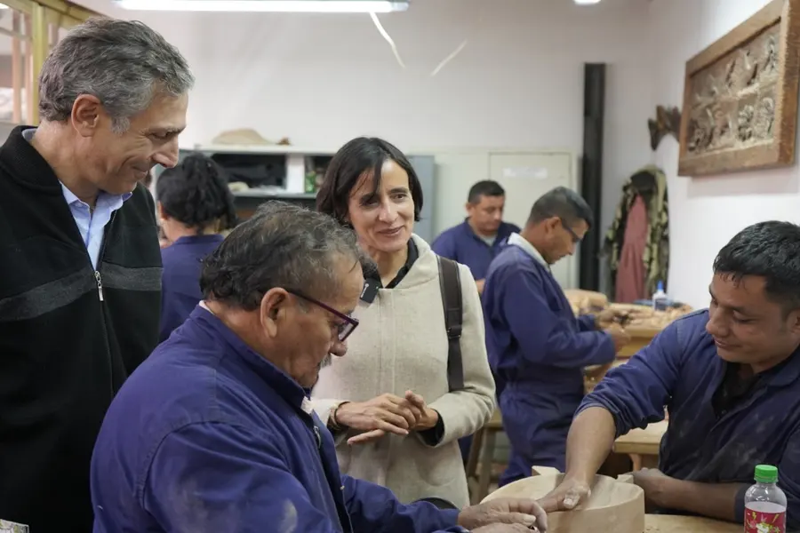 Visita al taller de ebanistería en Calamar, con aprendices trabajando la madera